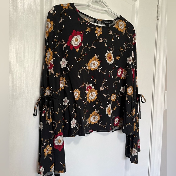 Floral long sleeve blouse with flared sleeves (size x-large) - Picture 2 of 3